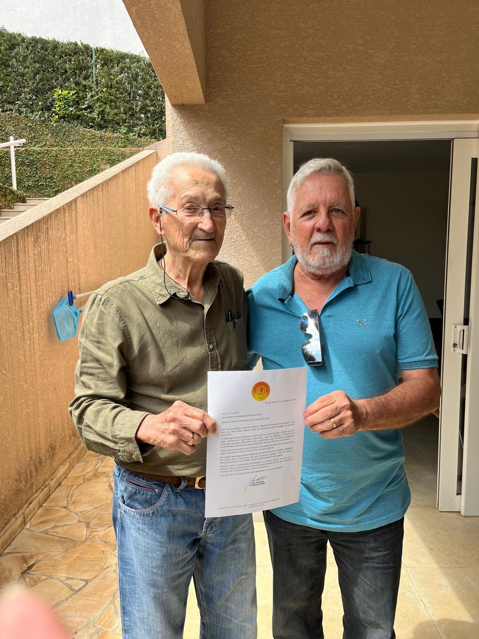 Encontro com entrega de documento institucional
